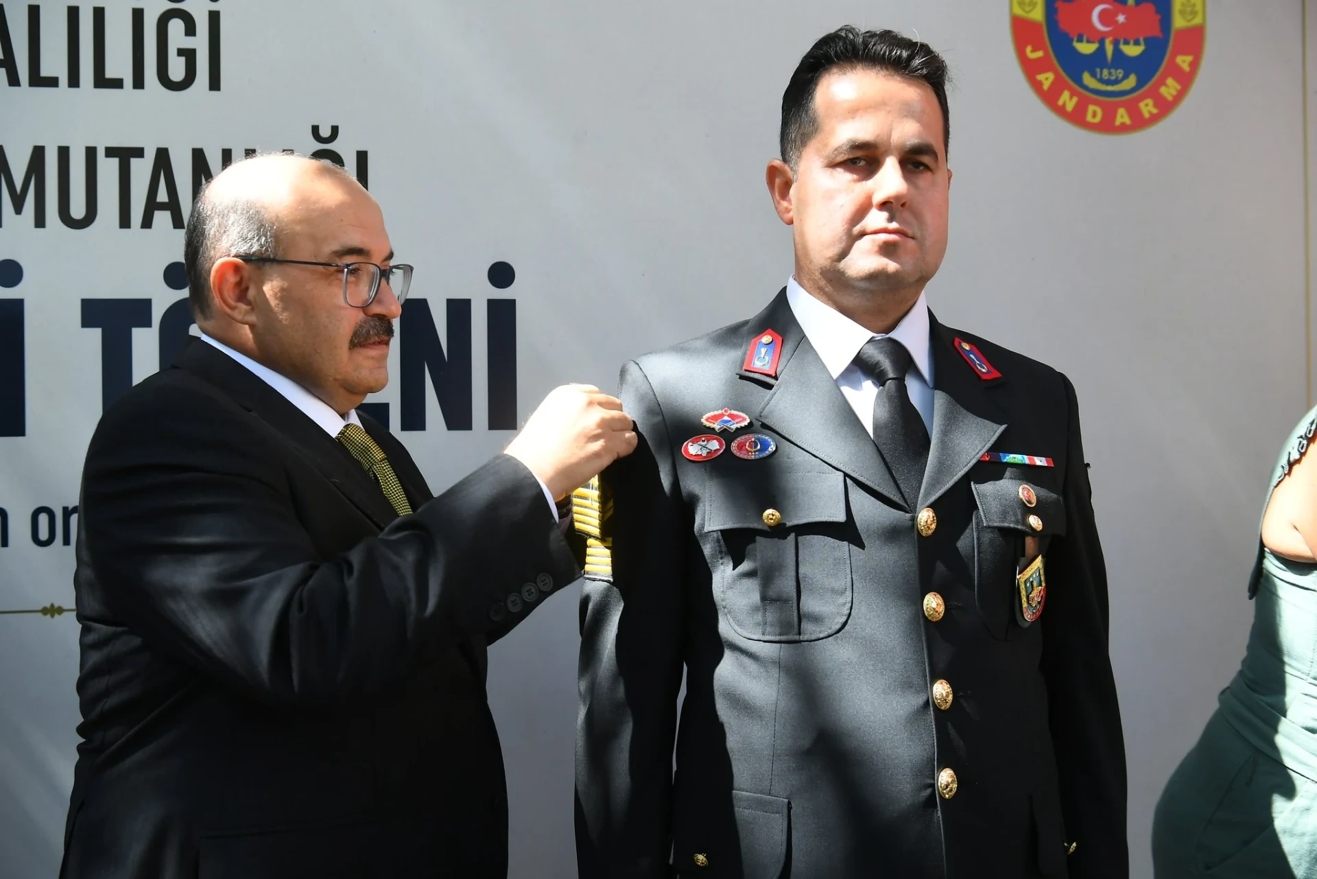 Balıkesir Jandarmasında Terfi Coşkusu: Vali Ustaoğlu Rütbeleri Taktı