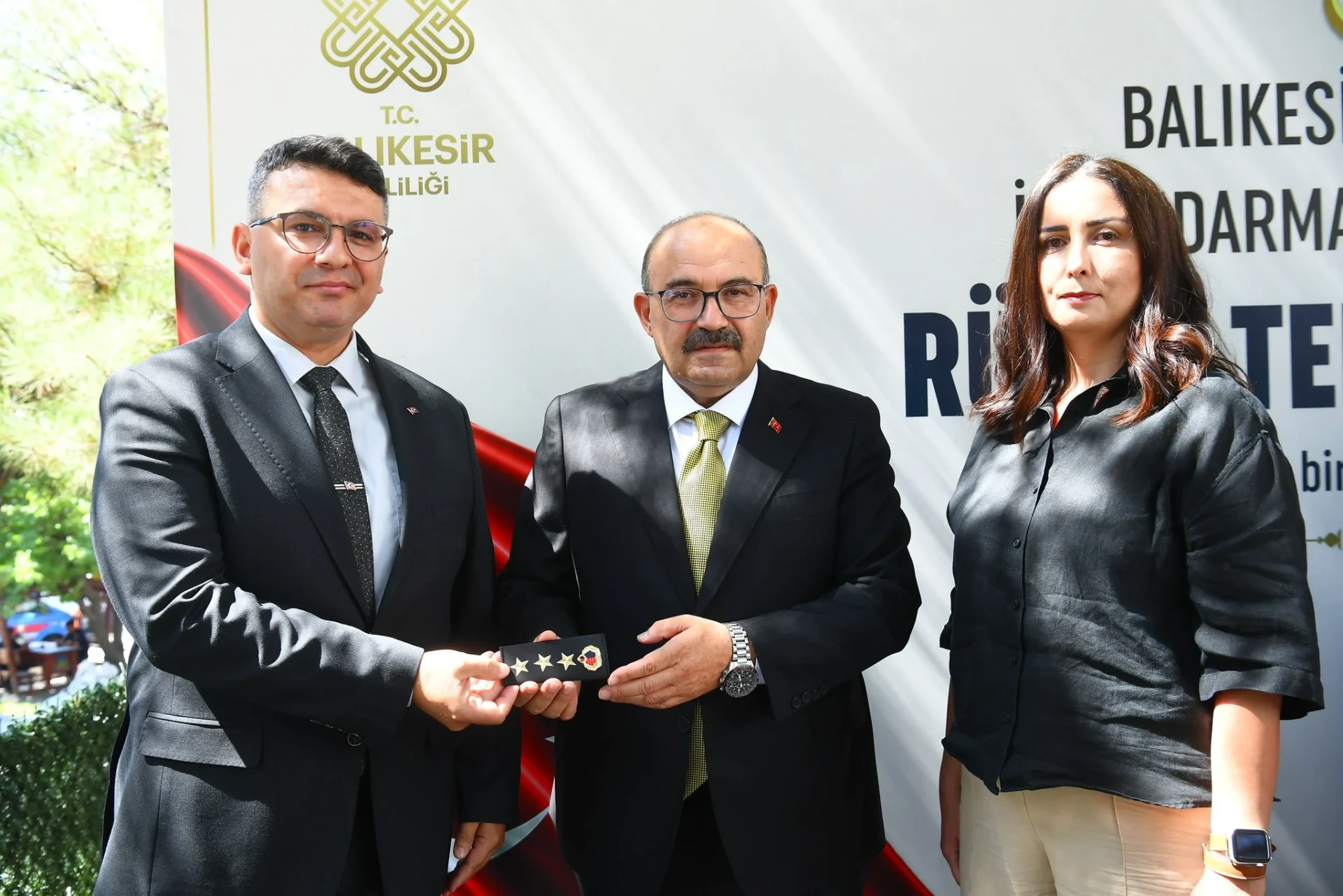 Balıkesir Jandarmasında Terfi Coşkusu: Vali Ustaoğlu Rütbeleri Taktı