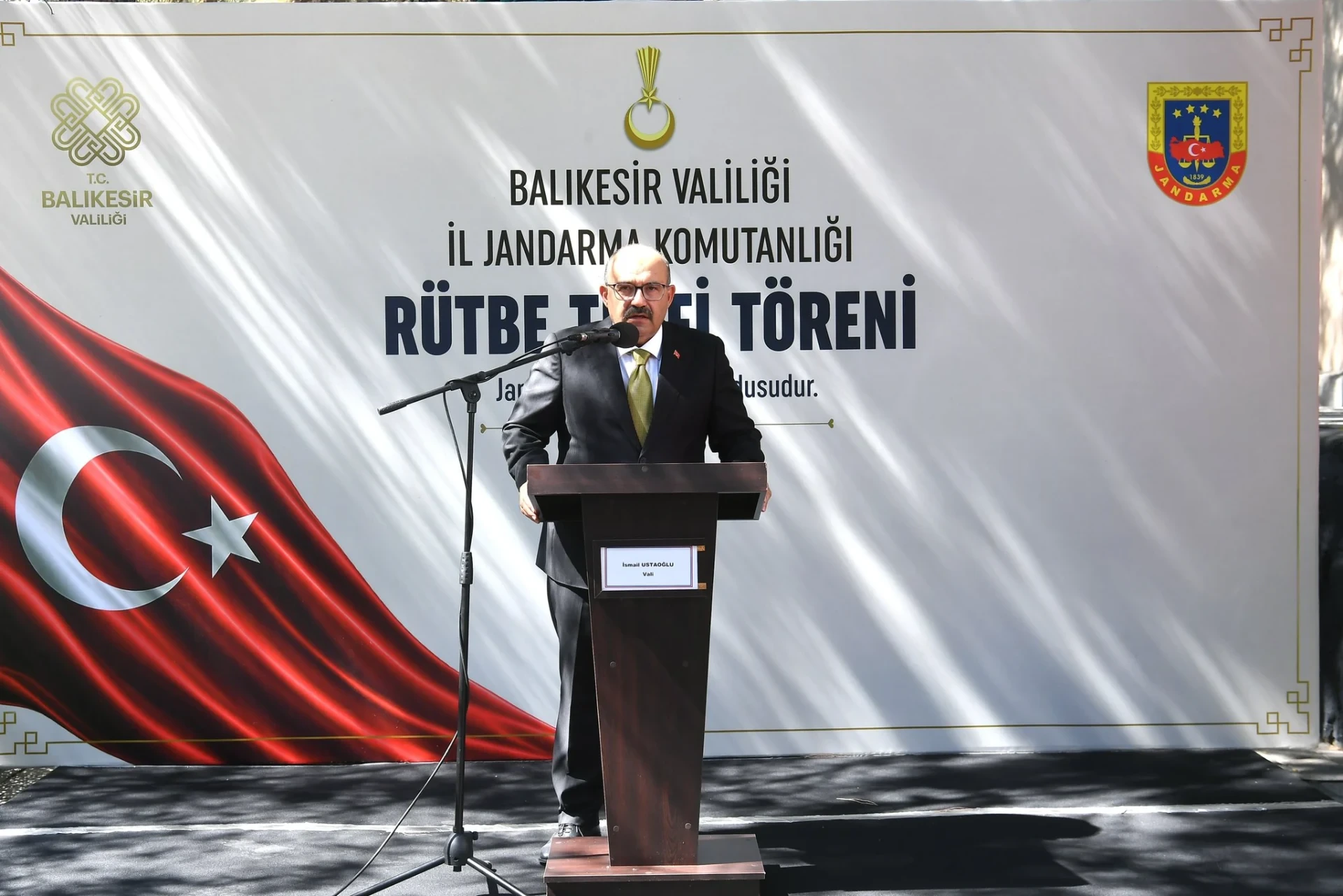 Balıkesir Jandarmasında Terfi Coşkusu: Vali Ustaoğlu Rütbeleri Taktı