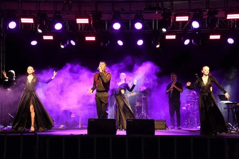 Büyükşehir'in Yaz Konserleri Ayvalık Sarımsaklı'da Başladı