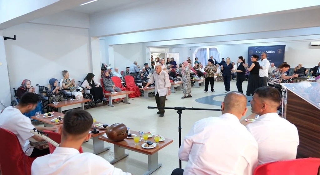 Türkiye'de Bir İlk: Balıkesir'de Hükümlüler Yaşlılara Müzik Resitali Sundu